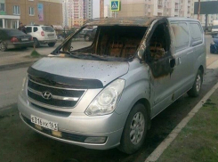 Обуглившийся после внезапного пожара красавец-микроавтобус омрачил своим видом пейзажи Левенцовки в Ростове