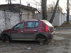 Ночное издевательство над красной иномаркой совершили бандиты в Ростове 