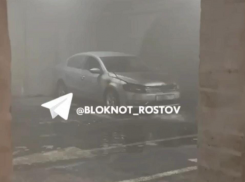 На подземной парковке в Ростове сгорел «Фольксваген»