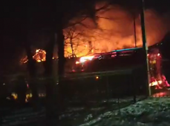 В Зимовниках ночью пострадала женщина при крупном пожаре