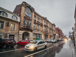 Люди в одежде работников ЖКХ продолжили разграблять здание будущего музея истории Ростова