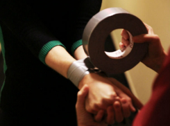 Бандиты с пистолетами ворвались в дом в Ростовской области, связали скотчем пенсионеров и совершили преступление