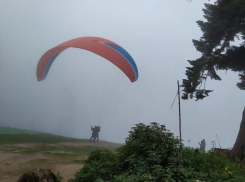 Ростовчанин пострадал в Кабардино-Балкарии во время столкновения парапланеристов в небе