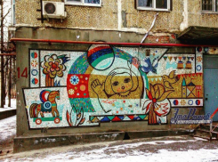 Окно в альтернативную реальность обнаружили на стене пятиэтажки жители Ростова