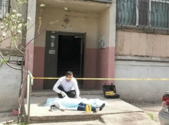 Молодой мужчина разбился насмерть после падения с восьмого этажа под Ростовом