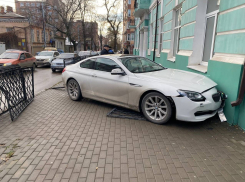 Женщина за рулем элитной иномарки врезалась в здание лицея в центре Ростова-на-Дону