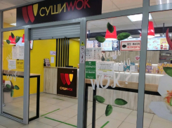 Кафе «Суши Wok» на Суворовском в Ростове временно закрыли из-за отравления посетителей 
