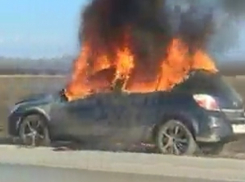 Опубликовано видео охваченного пламенем хэтчбека на трассе под Ростовом
