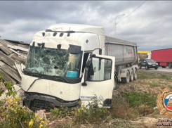 Водитель тягача врезался в здание и погиб на месте в Ростовской области 
