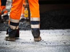 Дорожники сбросили старый асфальт с моста в озеро Песчаное Ростовской области