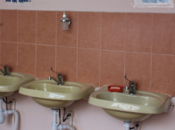 Погорельцы вынуждены «принимать ванны» в школьных раковинах в Ростове