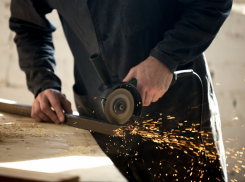 В Ростове металлическая щетина чуть не лишила мужчину глаза