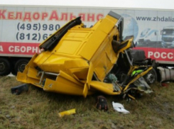 Рейсовый автобус с жителями Ростовской области попал в смертельное ДТП с грузовиком по пути в Москву