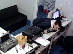 Наглое преступление молодого человека в магазине Ростова попало на камеру видеонаблюдения