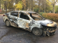 В ростовском дворе вспыхнув и мгновенно сгорев, иномарка отправилась к праотцам