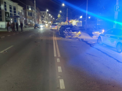 Отечественная легковушка влетела в столб после столкновения с иномаркой в Ростовской области