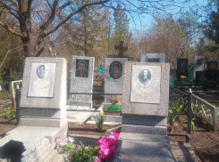 Причиной разрушения могильной плиты на Северном кладбище назвали время