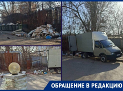 В поселке Орджоникидзе серые возчики превратили мусорные баки в свалку