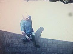 Похитивший сумку у сотрудника кафе в Ростове мужчина попался на видео