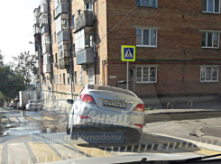 Серебристая легковушка внепланово «занырнула» в оставленную ремонтниками дыру на проезжей части