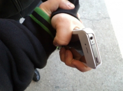 Отбитый у прохожего мобильник сдал в ломбард юный рецидивист из Ростова 