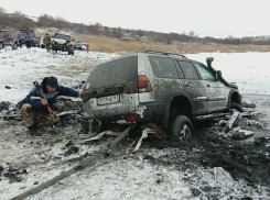 Опубликованы фото спасения джипа ушедшим под лед трактором в Ростовской области
