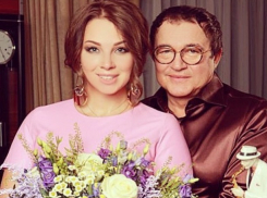 Супружескую пару Дибровых из Ростова подписчики пристыдили за откровенную рекламу казино