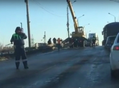 Видео срочной битвы властей Ростова с чудовищной дырой моста снял водитель
