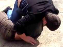 Уличное избиение мужчины с грабежом в Ростове совершили двое молодых людей