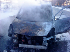 Сразу два дорогих минивена сгорели дотла на Мариупольском шоссе под Ростовом