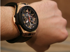 Летевший в Ростов директор Сбербанка по регионам похитил в аэропорту часы за 600 тысяч рублей