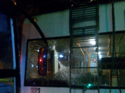 Сонная маршрутка раскурочила троллейбус на темной дороге Ростова