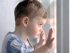 На Королева из окна третьего этажа выпал ребенок 