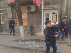 Аферист с ребенком на руках много лет сетует о тяжелой судьбе в маршрутках Ростова