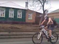 Ростовский велосипедист в маске «рассекает» по городу с голым торсом