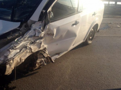 В Ростове автомобили столкнулись лоб в лоб