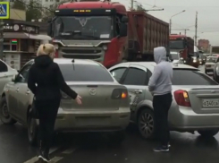 ДТП между таксистом и автоледи вывело из себя спешащих автомобилистов в Ростове