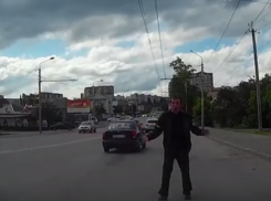 Ростовчанин, кидающийся под колеса авто, попал на видео 