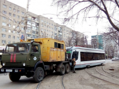 Новый низкопольный трамвай сошел со старых ростовских рельсов и устроил транспортный коллапс