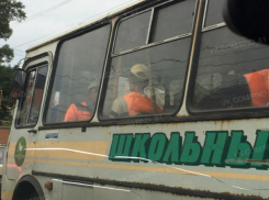 Полный автобус «школьников-гастарбайтеров» в оранжевой робе рассмешил жителей Ростова