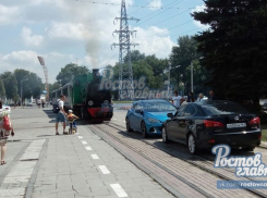 Владельцы дорогостоящих иномарок в Ростове задержали паровоз на час