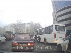 В Ростове на дороге подрались водитель маршрутки и легковушки