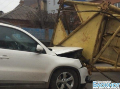 В Ростове башенный кран, перевозимый на КамАЗе, упал на иномарку