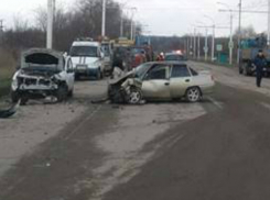 Трое мужчин пострадали в лобовом столкновении иномарок на встречке в Ростовской области