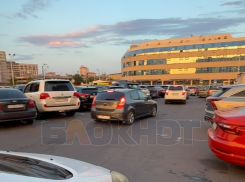 У ЖД-вокзала в Ростове берут по 200 рублей за парковку, где нет мест