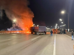 На Ворошиловском мосту в Ростове загорелась фура