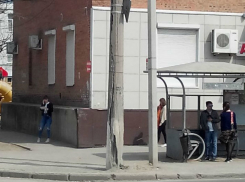 Рассыпающийся на куски столб стал страшилкой для горожан в Ростове