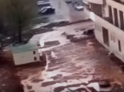 Жуткий грязевой сель жители Ростова сняли на видео и обвинили администрацию