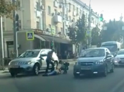 Иномарка сбила безрассудную женщину-пешехода в центре Ростова 