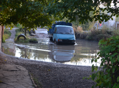 В огромную лужу на ул. Ленточная падают дети